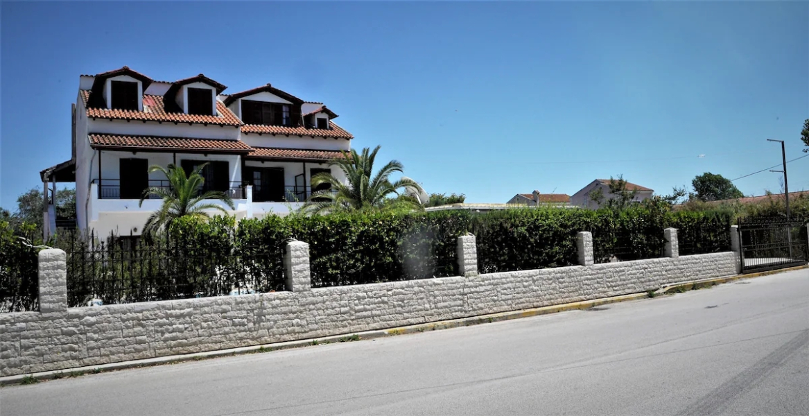 Captain's Studios & Apartments