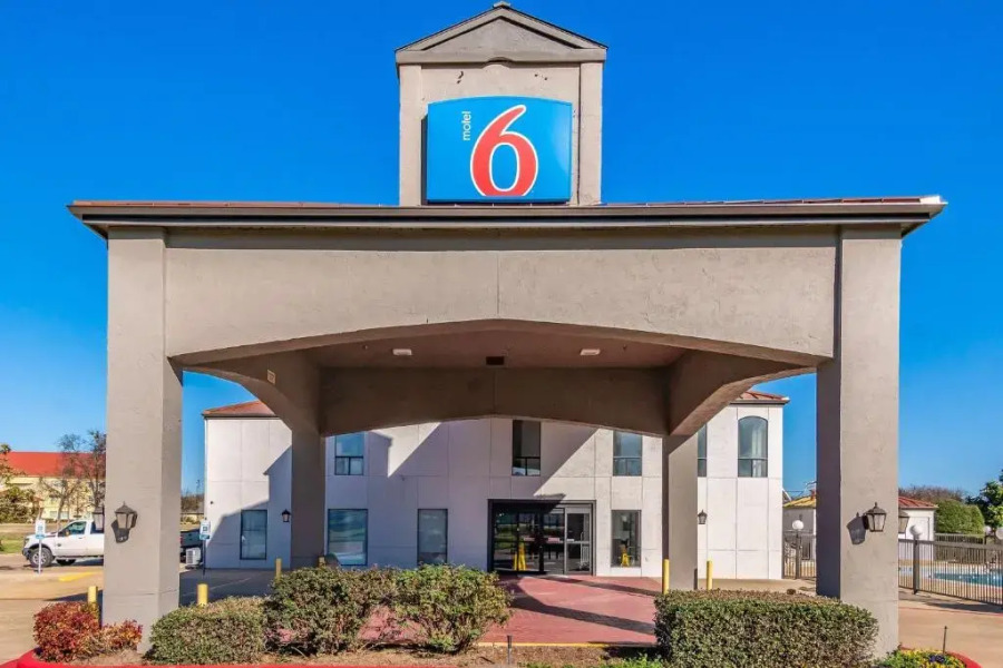 Motel 6 Ennis, TX