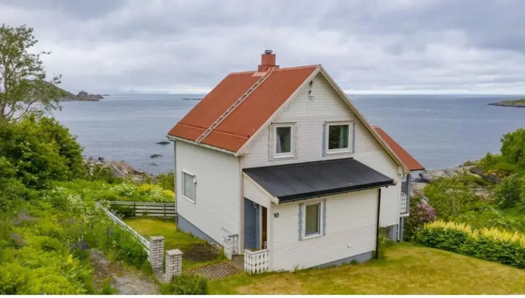 House by the sea Reine, Lofoten