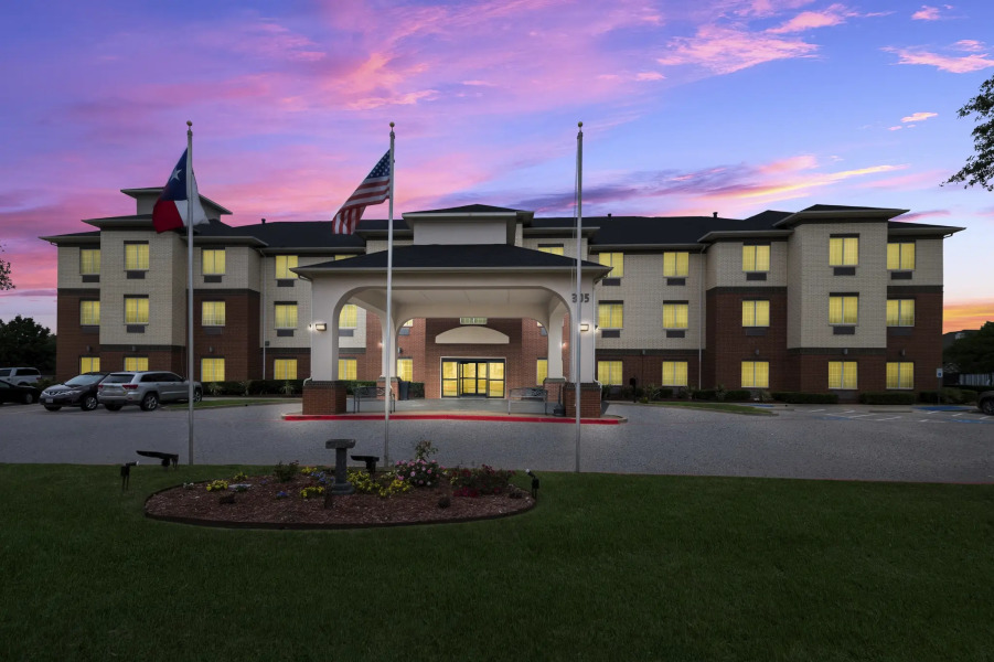 Best Western Plus Lake Dallas Inn & Suites