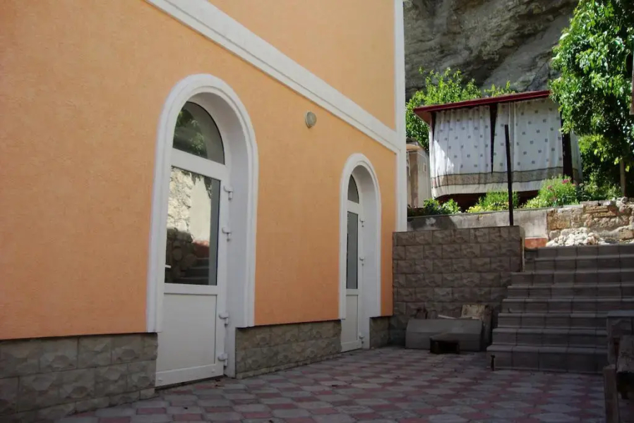 Esfane Guest House